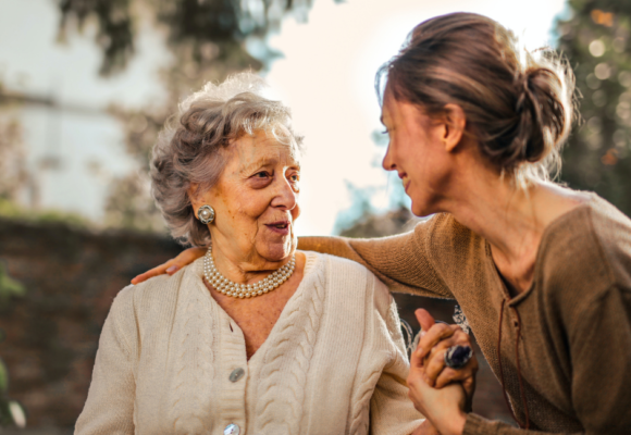 intervenante-accompagne-aine-isole Diminuer l’isolement sociale