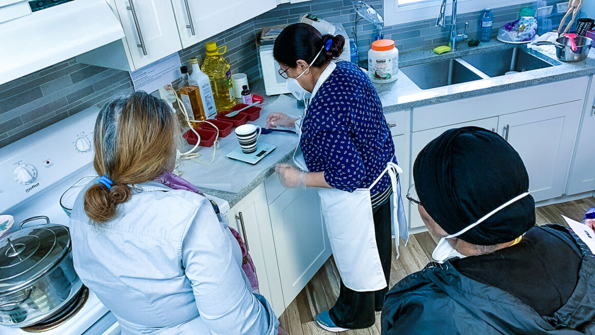 WhatsApp-Image-2025-05-25-at-11.43.46 Atelier de fabrication artisanale de savon: Les femmes artisanes à l’œuvre